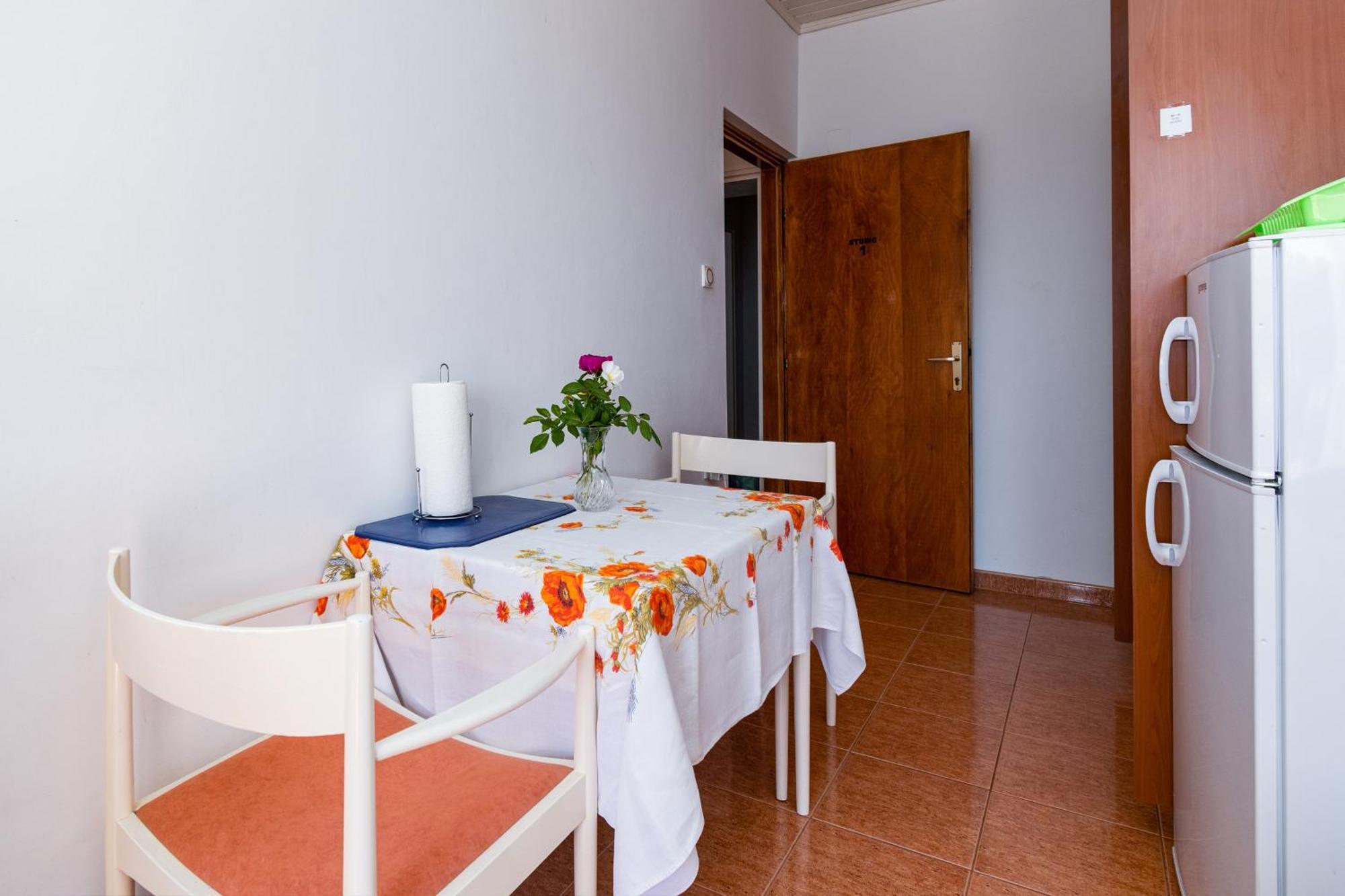 Apartments And Rooms With Parking Space Skrbcici, Krk - 21231 Rom bilde