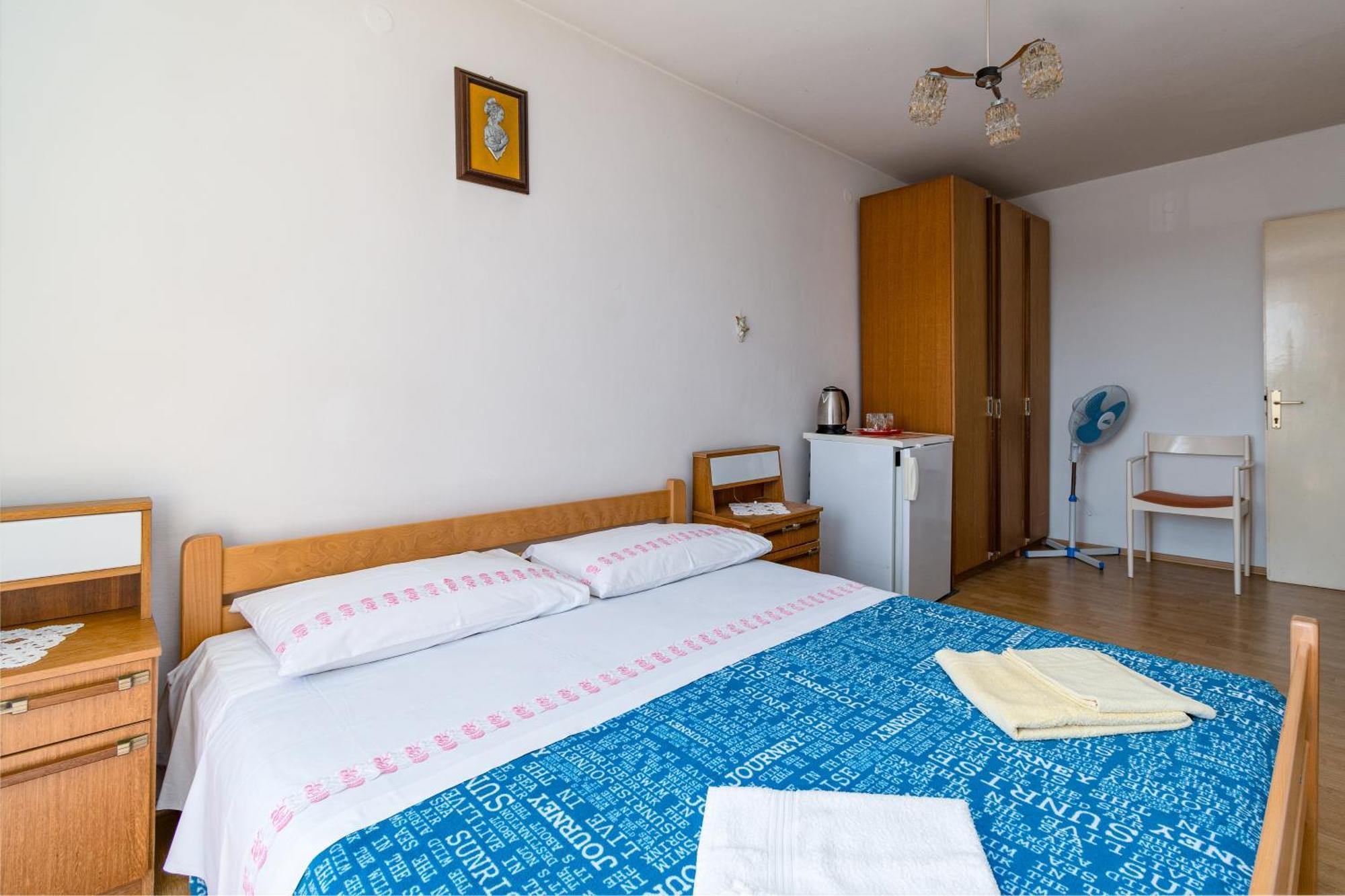 Apartments And Rooms With Parking Space Skrbcici, Krk - 21231 Rom bilde